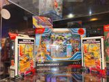 de nombreux types de cartes Pokémon exposées dans une vitrine