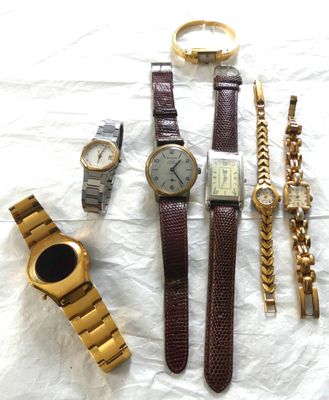 beaucoup de montres et de bracelets posés sur une table
