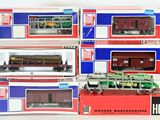 trois boîtes de petits trains empilées les unes sur les autres