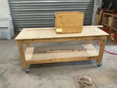 une table en bois sur laquelle est posée une boîte