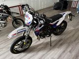 une moto garée dans une pièce avec d'autres motos