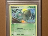 un gros plan d'une carte Pokémon accrochée au mur