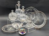 un grand nombre d'objets en verre posés sur une table