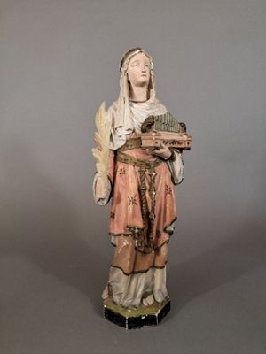 statue d'une femme tenant un panier et un oiseau dans ses mains