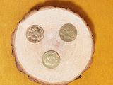 trois pièces posées sur un morceau de bois