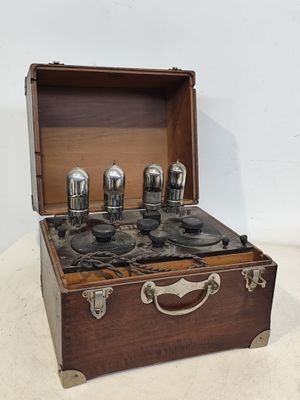 une boîte en bois contenant tout un tas d'objets métalliques