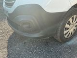 un gros plan sur le pare-chocs avant et le pneu d'une voiture
