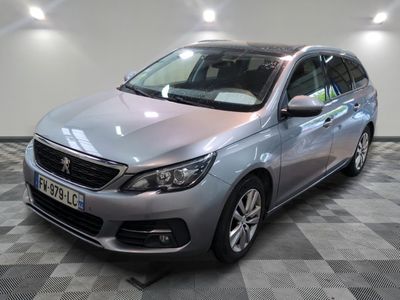 la voiture argentée est garée sur un sol en damier dans le garage