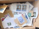 une boîte en carton remplie de timbres et d'enveloppes