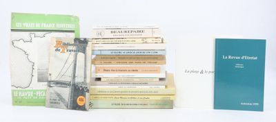 plusieurs livres sont empilés sur une surface blanche