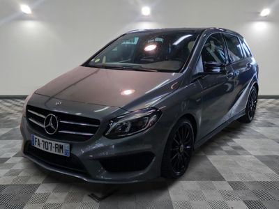 la classe b de la mercedes est garée sur un sol en damier