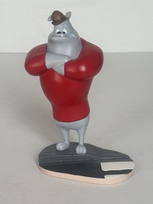 figurine représentant un homme en chemise rouge sur un skateboard