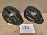 deux casques de vélo posés l'un à côté de l'autre sur une table