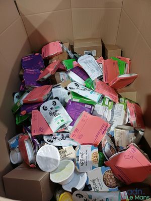 une boîte en carton remplie de nombreux produits alimentaires