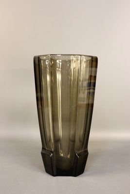 Vase en verre fumé de forme octogonale. H : 30,5 cm. D : 16,…