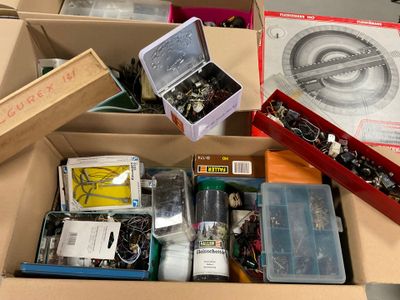 une boîte contenant divers appareils électroniques posée sur une table