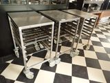 deux chariots remplis de nourriture sur un sol en damier