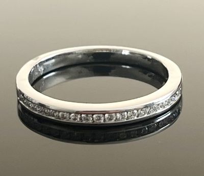 un gros plan d'une bague sertie de diamants