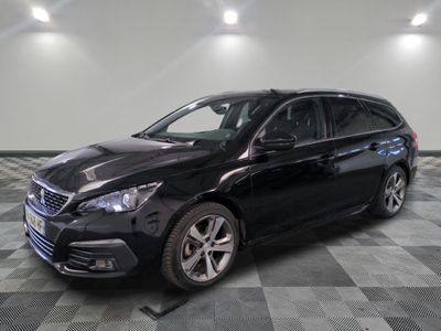 la photo d'une voiture noire sur un sol en damier