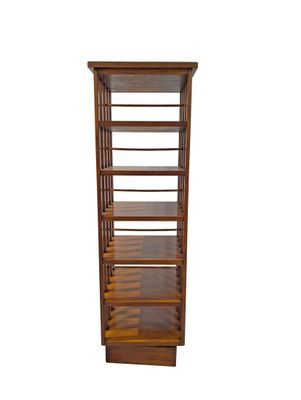 une bibliothèque en bois surmontée de quatre étagères