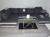 un canapé modulable noir et blanc dans un salon