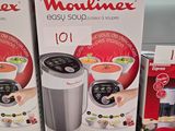 trois boîtes de conserves sont posées sur une étagère dans un magasin