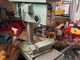 une machine posée sur une table