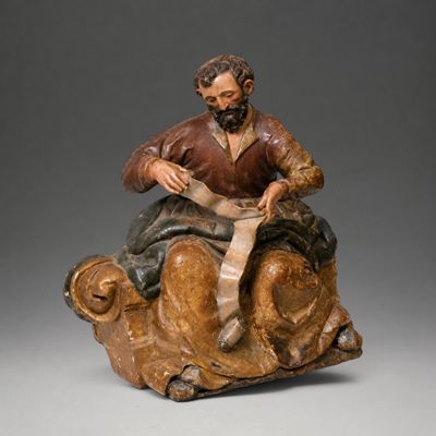 statue représentant un homme assis sur le dos d'un animal en bois