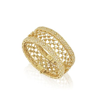 une bague en or jaune avec des diamants sur fond blanc
