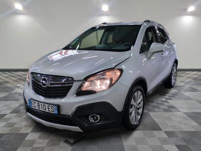la photo d'une voiture blanche garée dans un garage