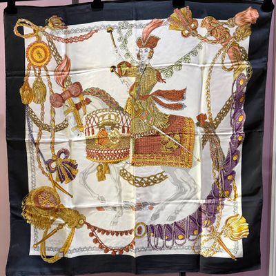 Carré HERMES 100% soie Modèle "Timbalier" dimensions 90/90cm…