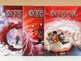trois livres posés sur une table, l'un sur fond rouge et l'autre sur fond blanc