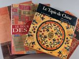 trois livres posés l'un sur l'autre sur une table