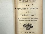 un livre sur lequel est posé un bout de papier