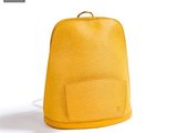 sac à dos Louis Vuitton jaune sur fond blanc