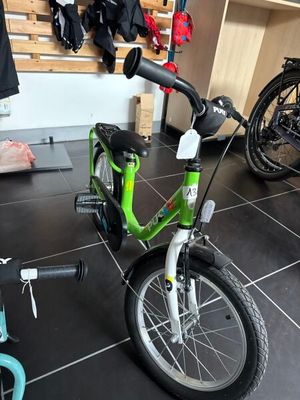 un vélo posé par terre dans la pièce