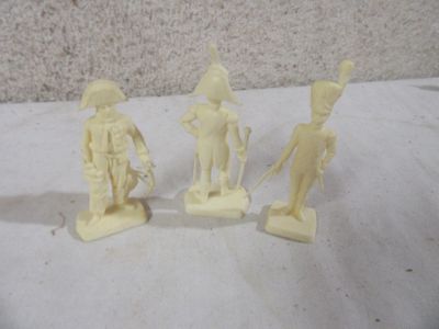 TROIS FIGURINES CRIO ? 1er EMPIRE .