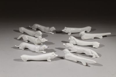 tout un tas de petites figurines d'animaux posées sur une table