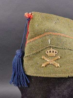 un chapeau vert orné d'une tête de mort et d'os croisés