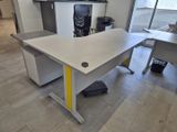 un bureau avec une chaise et un ordinateur dessus