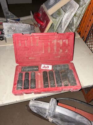 une boîte à outils rouge posée sur une table