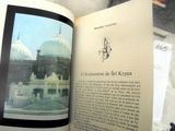 un livre ouvert sur lequel figure l'image d'une mosquée