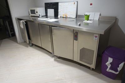 SUR DESIGNATION : Un tour inox réfrigéré quatre portes sans …