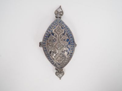 Petit reliquaire XIXème en argent et émail bleu à décor de r… - Photo 1