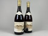 deux bouteilles de vin posées l'une à côté de l'autre sur une table