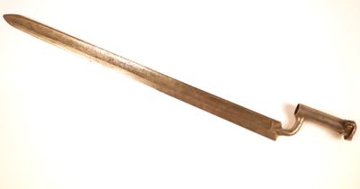 un très long couteau posé sur une table