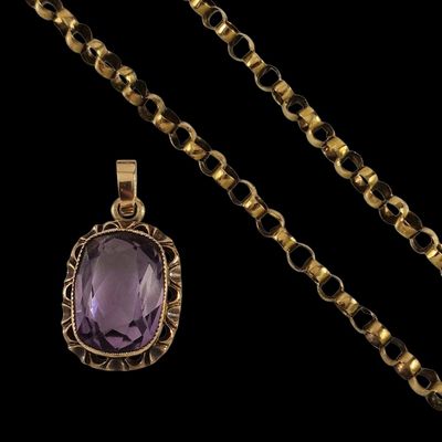une chaîne en or avec un pendentif en pierre violette