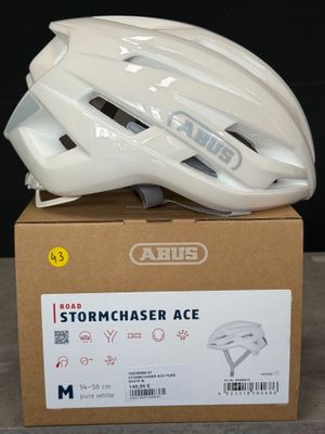 une image représentant un casque blanc posé sur une boîte en carton
