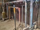 une table en métal sur laquelle sont fixés plusieurs crochets