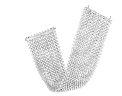 bracelet en maille métallique argentée avec des perles sur fond blanc